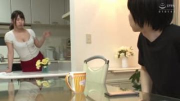 一面大力搓揉著妈妈的巨乳一面中出的近亲相奸 椎叶美久流