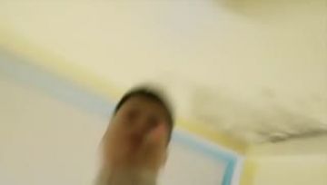 “转身离开，逼通说不出来。” 纹身小岳哥小旅馆嫖妓去，蒙着眼把00后马尾妹操痛了！