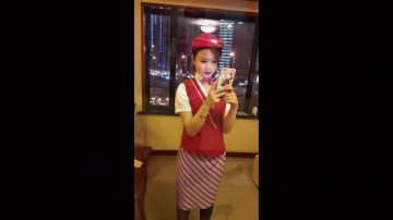 酒店约炮上海本地97年妹纸南航小空姐，空姐制服开档后入从屋里一直干到卫生间又干到床上,不停的抽插