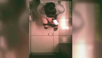 七月新流出商场女厕偷拍美女尿尿俯视角度胸口挂个墨镜的花裙气质美女