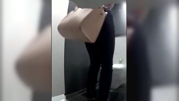 外站流出写字楼女厕洗手盆下偷放摄像头偷拍美女嘘嘘第2部牛仔裤美女修长美腿逼毛性感-2