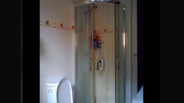 咸湿房东在几个合租房女大学生浴室偷放摄像头偷拍几个妹子苗条妹子下面毛真多也不修剪一下