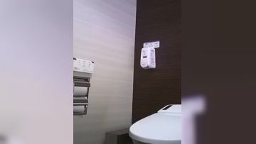 六月新流出商场女厕偷拍美女坐厕嘘嘘气质眼镜御姐一边尿尿一边优雅的看手机