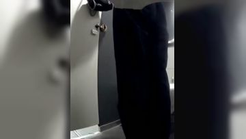 外站流出写字楼女厕洗手盆下偷放摄像头偷拍美女嘘嘘有几个美眉下面毛很多看着就让人兴奋-2