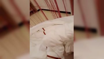 红色内衣漂亮妹子在睡觉脱下内裤露逼诱惑翻身退下内裤露出嫩逼毛毛挺多很是诱惑喜欢不要错过