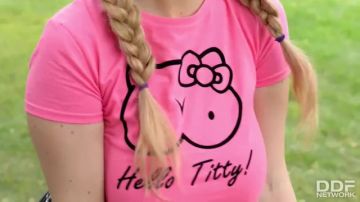 Busty Step姐妹体验户外女同性恋之爱