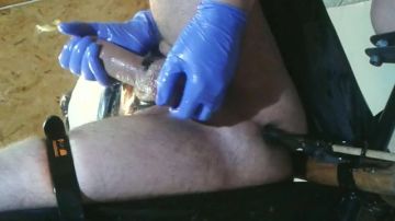 女性束缚鸡巴按摩和肛交机