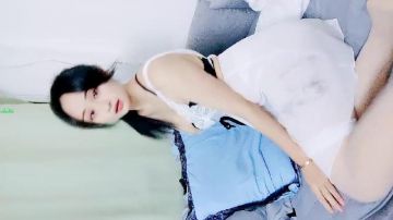 刚播新人甜美大奶美女睡衣白丝袜，翘起大屁股扭动，各种内裤揉搓肥穴，手指抠入对着镜头，揉捏大奶子晃动