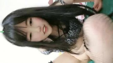 最骚小白虎露脸黑丝情趣装床上被人玩逼，自己揉着奶子让人道具插逼撅着屁股玩弄，给狼友看特写都快玩肿了