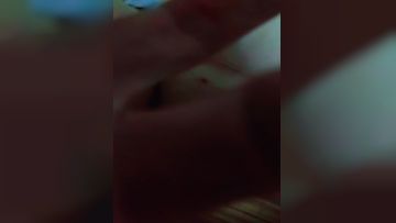 露脸短发大奶孕妇怀着孩子还要伺候大哥，口交大鸡巴舔蛋蛋，让大哥吃奶子道具玩逼还用手抠，精彩刺激别错过第03集