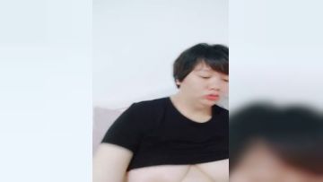 露脸短发大奶孕妇怀着孩子还要伺候大哥，口交大鸡巴舔蛋蛋，让大哥吃奶子道具玩逼还用手抠，精彩刺激别错过第01集