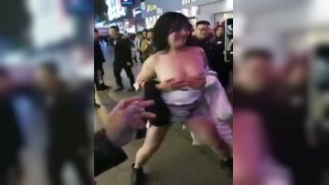 灯红酒绿的商业街下惊现一女孩露出揉奶，展现美丽的肌肤乳房，还伸手去逼里，围观群众小孩大人都有，女孩吃错药