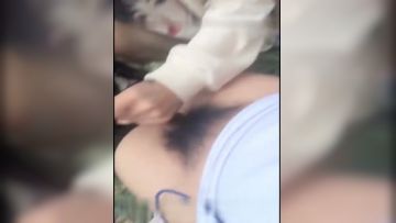 真大胆-东莞漂亮性感的气质大美女和男友在马路上玩露出,走到路边趁没人脱光衣服在草地上赶紧啪啪,路上车来车往的.国语!