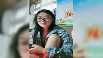 疫情未过两个样子清纯提前返校等开学的眼镜御姐学生妹在宿舍直播赚点生活费