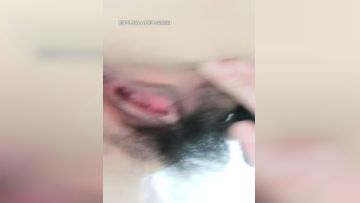 小护士夜晚值班带大黑牛自慰，特写震动逼逼呻吟娇喘再到厕所玩高潮喷水，很是诱惑喜欢不要错过