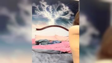 骚气少妇翘着屁股被后入勐操搞完还不够爽椅子按摩器震动高潮喷水很是诱惑喜欢不要错过