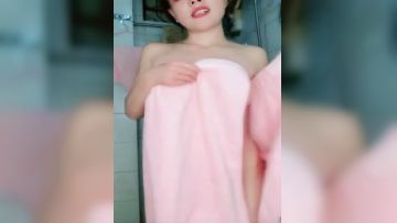 高颜值大奶网红妹子浴室透视装湿身诱惑，自摸揉搓粉奶抖动呻吟翘屁股掰穴特写非常诱人