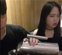 两人在沙发上暧昧5000117-004036