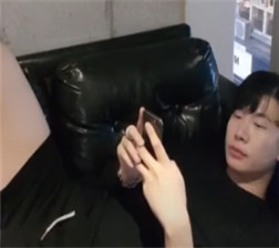 两人在沙发上暧昧2000055-002215