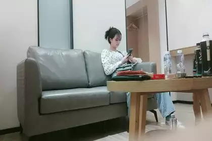 挎肩包牛仔裤，口硬大屌抹上润滑开操，侧入操的妹子嗯嗯嗯休息下再来一次