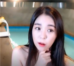 在泳池边的直播1