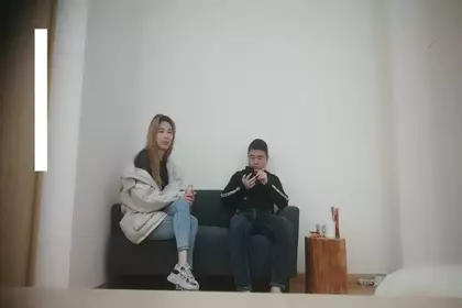 颜值不错牛仔裤妹子啪啪，坐在身上调情口交上位骑坐站立后入猛操