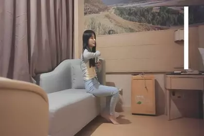 极品牛仔裤小萝莉，身材玲珑有致，温柔甜美，一听要在沙发啪啪顿时怀疑被直播