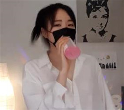 精致女主播的白色衬衣诱惑(3)010132-013721