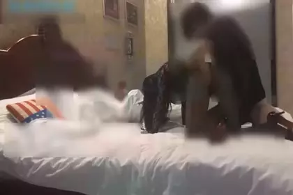 我叔叔的老婆来家里打扫~突然脱了衣服穿了黑丝袜勾引我