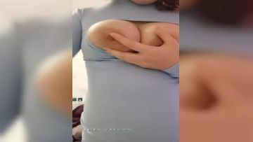 【颜值学生】高颜值巨乳妹子露奶露逼诱惑，露奶装掏出大奶揉搓，自摸粉嫩肥逼非常诱人