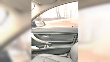 【野战正规军】户外直播空楼啪啪，跑道上露逼回车上口口骑乘车震，很是诱惑喜欢不要错过