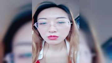 ✿高能户外4.12✿极品美女夹着大黑牛在大爷旁边自慰失禁淫汁沿着美腿流下大爷瞧地上的淫水看呆了嗡嗡的声音强忍快感2