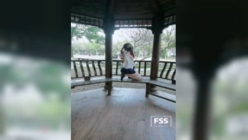 最新知名FSS户外露出网红『雪露儿』公园凉亭学生装脱衣全裸给对面的五位陌生小哥哥看高清1080P原版无水印