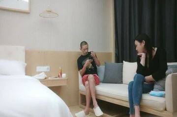 牛仔裤大奶外围妹 换上网袜对着镜头按头深喉 揉穴特写穿着高跟鞋 侧入抽插勐操