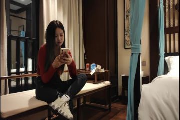 年轻大奶妹 甜美型活力十足 69姿势舔逼口交 骑乘大屁股勐顶 床被搞得吱吱作响