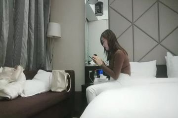 再约大奶小骚货 衬衣黑丝揉穴舔屌 扛起双腿爆操 上位打桩机快速勐顶