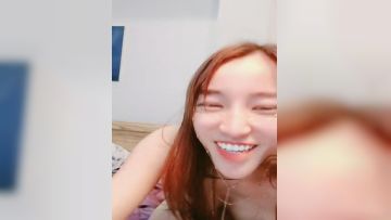 颜值不错的黑丝少妇全程露脸激情大秀，奶子比心真骚啊，道具抽插骚穴呻吟表情好骚，掰开逼逼看特写高潮不断第03集