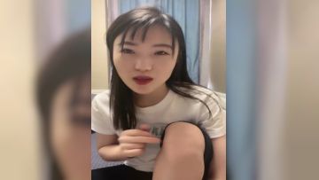 圆圆没有了多多一个人的精彩大秀，全程露脸听狼友指挥调教，脱光了玩弄假阳具抽插骚穴，高潮不断喷水了刺激第01集