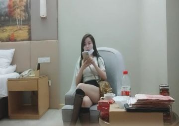 性感包臀裙长发美女，按头深喉口交大屌，抬腿侧入勐操搞完一炮按摩再继续