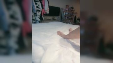 大眼睛风骚少妇，大奶子肥逼给小哥深喉大鸡巴挤着奶子给小哥乳交好骚，后入爆草大屁股无毛白虎逼无套内射第03集