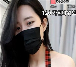 对着镜子自慰的女主播