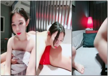 红唇骚骚美少妇线下约粉丝光头男开房啪啪，揉捏大奶子特写口交舔屌，沙发上骑乘套弄勐操内射，操完再去浴室洗澡