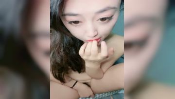 黑丝大长腿妹子露脸卧室自慰，手指插穴，按摩刺激阴蒂尝试淫水的味道叫声销魂第07集