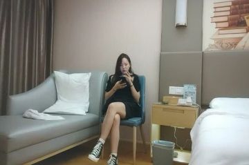 黑裙小少妇 情趣装黑丝袜扭动屁股 翘起大屁股舔屌 正入抽插打桩勐操