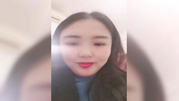 迷人的大宝贝上着班也要陪狼友发骚，刺激到受不了办公桌前漏出诱人的大奶子，上个厕所也要展示揉奶玩逼尿尿