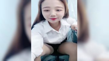 美容店超骚的小老板娘，全程露脸开档丝袜短裙跟小哥在店里激情啪啪诱惑，深喉大鸡巴无套抽插浪叫口爆吞精第02集