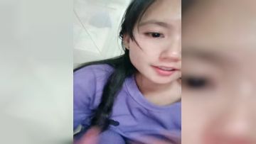 良家小少妇露脸直播赚外快，初次下海被狼友调教，跑到浴室偷偷的脱光了听狼友指挥揉奶玩逼，高潮不断表情骚