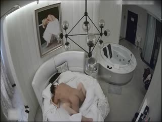 #精品酒店偷拍气质漂亮的美女少妇发着烧还偷偷到酒店和领导偷情,被连续狂干3次说：我发现你的鸡鸡好像变粗了!