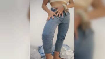 闷骚的小少妇全程露脸激情大秀直播，道具抽插骚穴跳蛋玩弄奶头，渴望小哥的大鸡巴撸硬了后入，享受快速抽插第01集