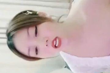 甜美乖巧美少女！性感情趣装吊带丝袜！表情一脸淫荡，跳蛋假屌双管齐下，抽插骚穴娇喘不断